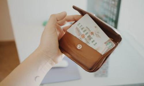   探索为何需要实施 Tokenomics 及其对数字经济的影响 / 

 guanjianci Tokenomics, 加密货币, 数字经济, 代币经济学 /guanjianci 

什么是 Tokenomics？
Tokenomics 是一个综合性的术语，它结合了“Token”（代币）和“Economics”（经济学），目的是为了描述和分析数字货币和代币在经济系统中所起的作用以及其经济模型的结构。Tokenomics 关注的是代币的发行、分配、流通与价值等多方面要素，它不仅影响投资者对代币的看法，也深刻影响着项目的成功与否。

在区块链技术日愈成熟的今天，Tokenomics 成为加密货币项目中不可或缺的一部分。无论是为了融资、治理、奖励用户还是建立生态系统，合理的 Tokenomics 设计能够保障项目的可持续性和发展潜力。

为什么要实施 Tokenomics？
在当今数字经济的背景下，实施 Tokenomics 显得尤为重要。以下几点可以解释为什么需要实施 Tokenomics：

h41. 激励机制的建立/h4
Tokenomics 能够设定明确的激励机制，通过发行代币来吸引用户参与生态系统的发展。不同于传统经济，Tokenomics 中的代币可以用于投票、参与治理、获取奖励等，这些机制能够有效提升用户的参与度和忠诚度。

h42. 价值传递的方式/h4
代币作为一种数字资产，其价值可以通过多种方式进行传递，例如用于支付、资产交换和价值储存等。Tokenomics 中的设计能够明确代币的流通路径，从而确保价值能够在生态系统中有效地传递并实现增值。

h43. 社区建设的促进/h4
构建良好的社区氛围对于项目的发展至关重要。 Tokenomics 可以通过代币分配机制鼓励用户积极参与，从而促进社区的建设与发展，形成相互支持及协作的良性循环。

h44. 融资渠道的拓展/h4
借助代币的发行，项目方可以轻松地融资，以支持项目的启动与发展。Tokenomics 设计能够帮助项目方有效地规划代币的发行和流通，从而实现资金的高效使用。

h45. 透明度和信任度的提升/h4
实施 Tokenomics 能够提升整个生态系统的透明度，透明化的代币经济模型能够增强参与者的信任感，降低欺诈行为的发生概率。

Tokenomics 的基本组成要素
为了建立一个有效的 Tokenomics，项目方需要考虑多个组成要素，这些组成要素共同决定了代币的价值和功能。

h41. 代币的类型/h4
在 Tokenomics 中，代币可以分为多种类型，例如功能性代币、证券型代币、稳定币等。每种代币类型都有其独特的用途，项目方需要根据自身的需求进行合理选择。

h42. 代币的发行方式/h4
代币的发行方式包括初始代币发行（ICO）、代币拍卖、私募和公募等方式。不同的发行方式对代币的流通和分配方式都有显著影响，项目方需要进行充分的市场调研来选择最合适的发行方式。

h43. 代币的智能合约/h4
借助区块链技术，代币通常会以智能合约的形式存在。智能合约为代币的发行、流通以及交易提供了技术基础，确保了代币操作的自动化和透明性。

h44. 代币的经济模型/h4
代币的经济模型是 Tokenomics 的核心部分，包括供给量、需求量、流通机制等。这些要素决定了代币的市场价格和价值波动。项目方需要设计合理的经济模型，以确保代币的稳定性和可持续性。

h45. 代币的治理机制/h4
治理机制是指参与者可以如何影响代币生态系统的发展。在 Tokenomics 中，合理的治理机制能够提升用户的参与感和责任感，确保生态系统在各个方面的健康运作。

实施 Tokenomics 的挑战与风险
尽管 Tokenomics 带来了众多优势，但实施过程中也面临着一些挑战与风险。项目方需要做好充分的风险管理，确保项目能够健康、稳定地发展。

h41. 市场波动的风险/h4
由于加密货币市场的波动性极大，项目方在进行 Tokenomics 设计时，需要考虑到市场价格的不确定性。这种不确定性可能会影响代币的流通性和用户的信心，导致项目融资失败或生态系统运行不良。

h42. 监管风险/h4
随着各国对数字货币的监管政策不断变化，项目方在实施 Tokenomics 时需要关注法规的遵循情况。某些地区可能会对代币的发行和流通施加严格的监管，这可能会影响项目的实施。

h43. 社区参与度的风险/h4
社区的参与度对代币项目的成功至关重要。如果社区对项目的热情降低，可能会导致代币的需求下降，从而造成价格下跌。这使得项目方在设计 Tokenomics 时，必须充分考虑如何激励社区积极参与。

h44. 技术风险/h4
Tokenomics 的实施依赖于区块链技术，技术的漏洞或缺陷可能导致代币的安全性受到威胁。因此，项目方需要对技术进行充分的测试，并采取必要的安全防护措施，确保项目的安全和可信性。

h45. 经济模型的缺陷/h4
如果代币的经济模型设计不合理，可能导致供求关系失衡，从而造成代币价值的贬值或贮值。因此，项目方在设计 Tokenomics 经济模型时需谨慎，充分考虑各项因素。

总结
Tokenomics 作为数字货币和区块链项目中至关重要的一环，能够有效提升项目的投资价值和可持续性。通过合理的 Tokenomics 设计，项目方能够建立完善的激励机制，促进用户参与，推动社区建设，并为项目的长期发展奠定基础。

在设计 Tokenomics 的过程中，项目方需要考虑各类挑战与风险，确保代币的经济模型可行、透明，并符合市场需求。此外，加强与用户及投资者的沟通，凝聚共识，才能实现项目的稳步发展。

常见问题

h41. Tokenomics 和传统经济有什么区别？/h4
Tokenomics 与传统经济的主要区别在于其激励机制和流通方式。传统经济中的货币往往是由中央银行等机构控制，而 Tokenomics 则通过区块链技术去中心化地管理代币。

在 Tokenomics 中，代币不仅仅是交易工具，更是激励用户、参与治理、分享利润的重要载体。代币的设计与分配通常与项目的目标、社区的需求密切相关，强调社区共治和用户参与。

h42. 如何设计一个成功的 Tokenomics 模型？/h4
设计成功的 Tokenomics 模型需要遵循以下几个原则：
ul
li明确代币的功能与用途，根据项目的目标定制代币类型；/li
li考虑市场需求和竞争环境，设定合理的发行量和流通机制；/li
li建立可持续的激励机制，鼓励用户参与和贡献；/li
li确保透明度和合规性，增强用户信任；/li
li不断监控和调整，随时应对市场变化和用户反馈。/li
/ul

h43. Tokenomics 如何影响代币的价值？/h4
Tokenomics 通过设定供需关系、流通机制及激励措施直接影响代币的价值。代币的设计是否合理，用户对项目的信心以及项目的发展潜力都会对代币的市场表现产生影响。

例如，如果代币的流通量过大而需求有限，会导致价格下跌；反之，稀缺的代币搭配良好的激励机制，则可以推动价格上涨。

h44. Tokenomics 是否适用于所有区块链项目？/h4
虽然 Tokenomics 在许多区块链项目中都表现出显著的效果，但并非所有项目都需要使用 Tokenomics。尤其是在某些特定应用场景中，如果项目的目标没有涉及到经济激励和价值传递，可能并不需要复杂的 Tokenomics 设计。

h45. 如何评估一个 Tokenomics 项目的可行性？/h4
评估 Tokenomics 项目的可行性可以从以下几个方面着手：
ul
li代币的用途是否明确，用户需求是否强烈；/li
li代币的经济模型是否合理，供需关系是否平衡；/li
li项目团队的背景及技术能力是否具备带领项目成功的实力；/li
li项目是否具有透明的治理机制和社区参与度；/li
li是否遵循相关法律法规，降低合规风险。/li
/ul

通过对以上各方面的深度分析，可以对一个 Tokenomics 项目的可行性作出综合评估。